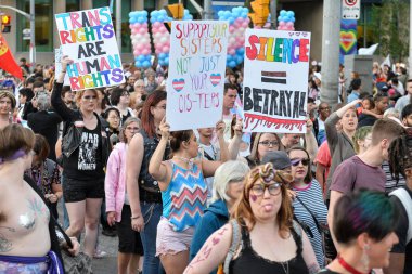 Toronto, On, Canada - 21 Haziran 2019: Trans March ve Pride Month'de Toronto caddesinin gösterileri sırasında izleyiciler transseksüel ve ikili olmayan kişilere verdikleri desteği sergiliyorlar.