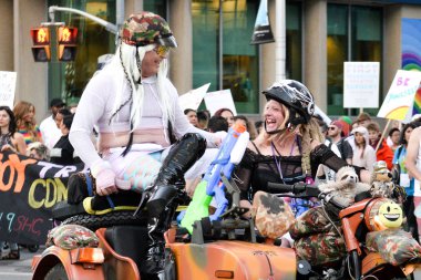 Toronto, On, Canada - 21 Haziran 2019: Trans March ve Pride Month'de Toronto caddesinin gösterileri sırasında izleyiciler transseksüel ve ikili olmayan kişilere verdikleri desteği sergiliyorlar.