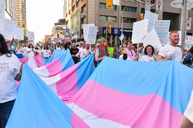 Toronto, On, Canada - 21 Haziran 2019: Trans March ve Pride Month'de Toronto caddesinin gösterileri sırasında izleyiciler transseksüel ve ikili olmayan kişilere verdikleri desteği sergiliyorlar.