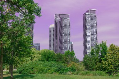 Etobicoke Humber Bay Park yakınlarındaki modern binalarda dönüm noktası görünümü, Ontario, Kanada