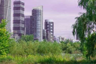 Etobicoke Humber Bay Park yakınlarındaki modern binalarda dönüm noktası görünümü, Ontario, Kanada