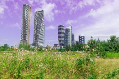 Etobicoke Humber Bay Park yakınlarındaki modern binalarda dönüm noktası görünümü, Ontario, Kanada