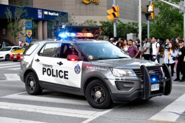 Toronto, On, Kanada - 21 Haziran 2019: Trans March ve Pride Month'de Toronto caddesinin gösterimi sırasında polis arabası.