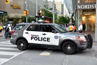 Toronto, On, Kanada - 21 Haziran 2019: Trans March ve Pride Month'de Toronto caddesinin gösterimi sırasında polis arabası.