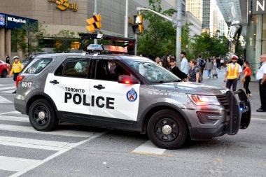 Toronto, On, Kanada - 21 Haziran 2019: Trans March ve Pride Month'de Toronto caddesinin gösterimi sırasında polis arabası.