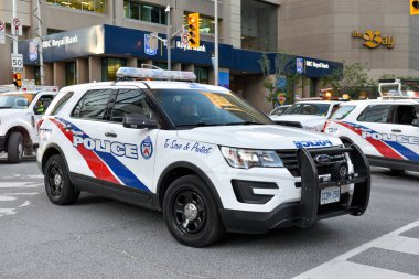 Toronto, On, Kanada - 21 Haziran 2019: Trans March ve Pride Month'de Toronto caddesinin gösterimi sırasında polis arabası.