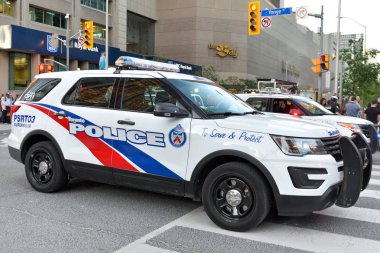 Toronto, On, Kanada - 21 Haziran 2019: Trans March ve Pride Month'de Toronto caddesinin gösterimi sırasında polis arabası.