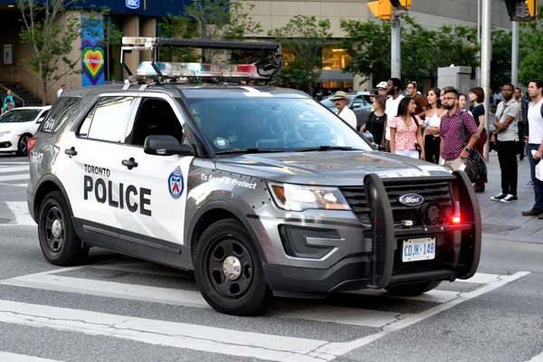 Toronto, On, Kanada - 21 Haziran 2019: Trans March ve Pride Month'de Toronto caddesinin gösterimi sırasında polis arabası.