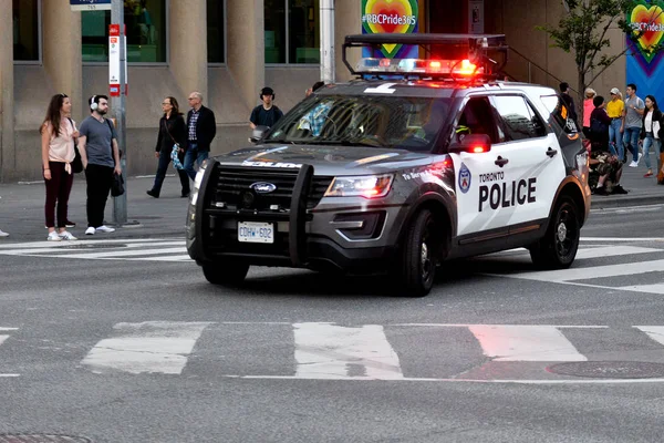 Toronto, On, Kanada - 21 Haziran 2019: Trans March ve Pride Month'de Toronto caddesinin gösterimi sırasında polis arabası.