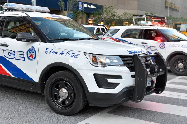 Toronto, On, Kanada - 21 Haziran 2019: Trans March ve Pride Month'de Toronto caddesinin gösterimi sırasında polis arabası.