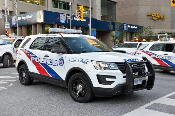 Toronto, On, Kanada - 21 Haziran 2019: Trans March ve Pride Month'de Toronto caddesinin gösterimi sırasında polis arabası.