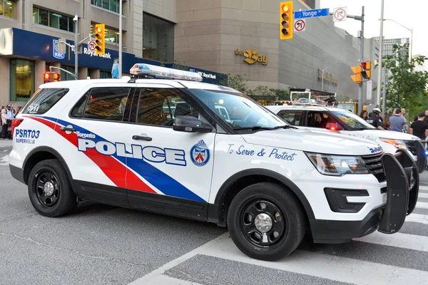 Toronto, On, Kanada - 21 Haziran 2019: Trans March ve Pride Month'de Toronto caddesinin gösterimi sırasında polis arabası.