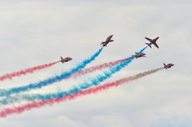 Hawk T1 jet İngiliz Kraliyet Hava Kuvvetleri (Raf) Red Arrows akrobasi gösteri ekibi tarafından işletilen, Toronto Ontario Gölü üzerinde 70 yıllık Kanada Uluslararası Hava Fuarı'nda bir manevra gerçekleştirir, On, Kanada Eylül'de 1, 2019