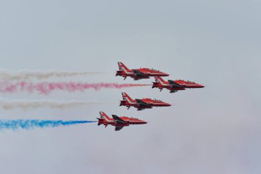 Hawk T1 jet İngiliz Kraliyet Hava Kuvvetleri (Raf) Red Arrows akrobasi gösteri ekibi tarafından işletilen, Toronto Ontario Gölü üzerinde 70 yıllık Kanada Uluslararası Hava Fuarı'nda bir manevra gerçekleştirir, On, Kanada Eylül'de 1, 2019