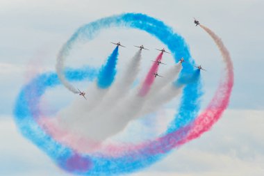 Hawk T1 jet İngiliz Kraliyet Hava Kuvvetleri (Raf) Red Arrows akrobasi gösteri ekibi tarafından işletilen, Toronto Ontario Gölü üzerinde 70 yıllık Kanada Uluslararası Hava Fuarı'nda bir manevra gerçekleştirir, On, Kanada Eylül'de 1, 2019