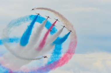 Hawk T1 jet İngiliz Kraliyet Hava Kuvvetleri (Raf) Red Arrows akrobasi gösteri ekibi tarafından işletilen, Toronto Ontario Gölü üzerinde 70 yıllık Kanada Uluslararası Hava Fuarı'nda bir manevra gerçekleştirir, On, Kanada Eylül'de 1, 2019