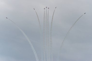 Hawk T1 jet İngiliz Kraliyet Hava Kuvvetleri (Raf) Red Arrows akrobasi gösteri ekibi tarafından işletilen, Toronto Ontario Gölü üzerinde 70 yıllık Kanada Uluslararası Hava Fuarı'nda bir manevra gerçekleştirir, On, Kanada Eylül'de 1, 2019