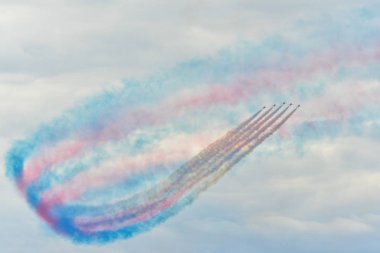Hawk T1 jet İngiliz Kraliyet Hava Kuvvetleri (Raf) Red Arrows akrobasi gösteri ekibi tarafından işletilen, Toronto Ontario Gölü üzerinde 70 yıllık Kanada Uluslararası Hava Fuarı'nda bir manevra gerçekleştirir, On, Kanada Eylül'de 1, 2019