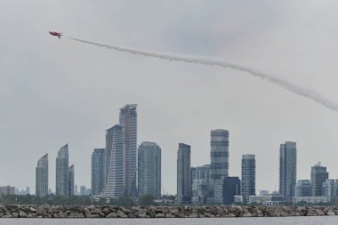 Hawk T1 jet İngiliz Kraliyet Hava Kuvvetleri (Raf) Red Arrows akrobasi gösteri ekibi tarafından işletilen, Toronto Ontario Gölü üzerinde 70 yıllık Kanada Uluslararası Hava Fuarı'nda bir manevra gerçekleştirir, On, Kanada Eylül'de 1, 2019