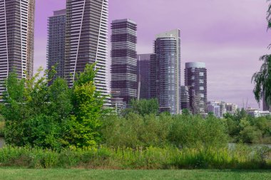 Etobicoke Humber Bay Park yakınlarındaki modern binalarda dönüm noktası görünümü, Ontario, Kanada
