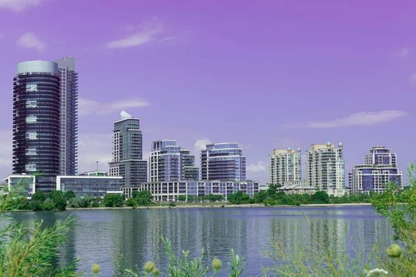 Etobicoke Humber Bay Park yakınlarındaki modern binalarda dönüm noktası görünümü, Ontario, Kanada
