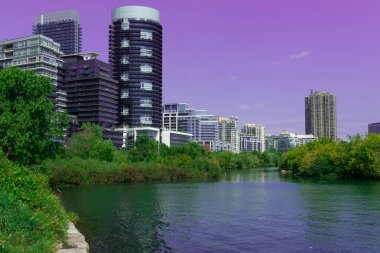 Etobicoke Humber Bay Park yakınlarındaki modern binalarda dönüm noktası görünümü, Ontario, Kanada