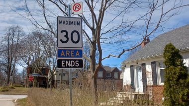 Toronto, ON, Kanada 30 Ağustos 2024: Toronto şehir merkezinde sokakta hız tabelası.