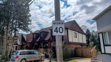 Toronto, ON, Kanada 30 Ağustos 2024: Toronto şehir merkezinde sokakta hız tabelası.