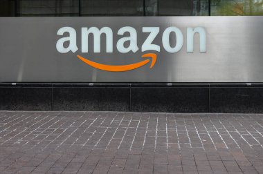 Toronto, ON, Kanada 30 Ağustos 2024: Toronto şehir merkezinde sokakta hız tabelası.