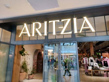 Toronto, ON, Kanada 30 Ağustos 2024: Toronto şehir merkezinde sokakta hız tabelası.