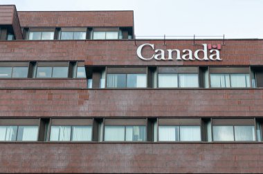 Toronto, ON, Kanada 30 Ağustos 2024: Toronto şehir merkezinde sokakta hız tabelası.