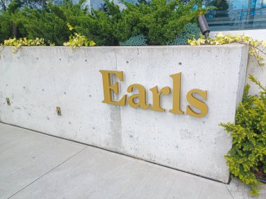 Toronto, ON, Kanada 30 Ağustos 2024: Toronto şehir merkezinde sokakta hız tabelası.