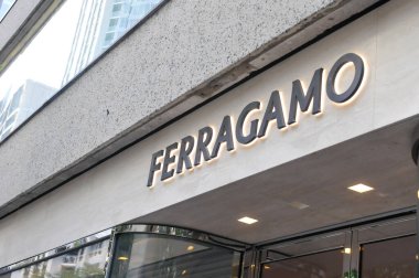 Toronto, ON, Kanada 30 Ağustos 2024: Toronto şehir merkezinde sokakta hız tabelası.