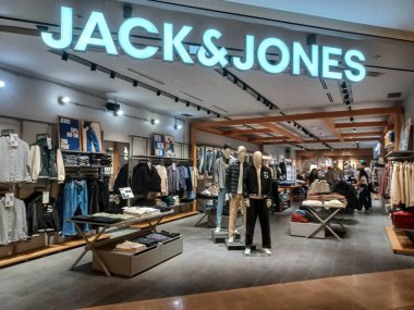 Toronto, ON, Kanada - 7 Ağustos 2024: Toronto 'daki Jack ve Jones şirketine bakın.
