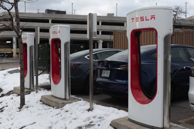 Toronto, ON, Kanada - 9 Ekim 2022: Toronto 'daki Tesla otomobil üretim şirketinin elektrik santralinde görüntüleme