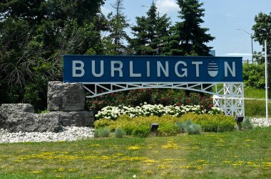 Toronto, ON, Kanada - 30 Ağustos 2025: Burlington, Ontario şehri için bir karşılama tabelası yolun yanındaki çimenli bir tepenin üzerinde duruyor.