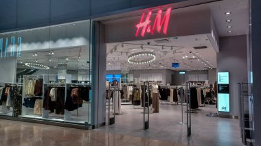 Toronto, ON, Kanada - 30 Ağustos 2025 Toronto 'daki H ve M şirketinin tabelasına bakın.