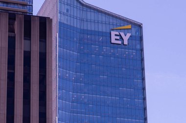 Toronto, ON, Kanada 24 Temmuz 2025 Toronto şehir merkezindeki EY Kulesi. Ernst ve Young çok uluslu bir muhasebe şirketi...