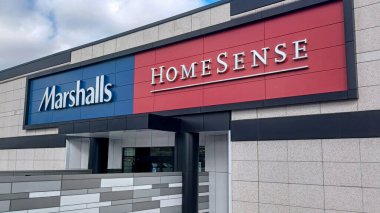 Toronto, ON, Kanada - 17 Nisan 2025 Kanada 'daki Home Sense mağazasının tabelasına bakın.