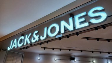 Toronto, ON, Kanada - 7 Ağustos 2025: Toronto 'daki Jack ve Jones şirketine bakın.