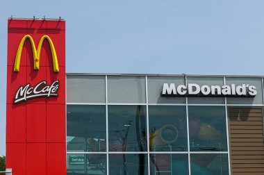 Toronto, ON, Kanada - 17 Temmuz 2025 McDonald 's Corporation, ABD' li çok uluslu fast food zinciri..