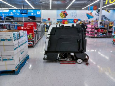 Toronto, On, Kanada - 9 Eylül 2024: Büyük bir robot elektrik süpürgesi bir mağazanın satış bölgesinde hareket ediyor.