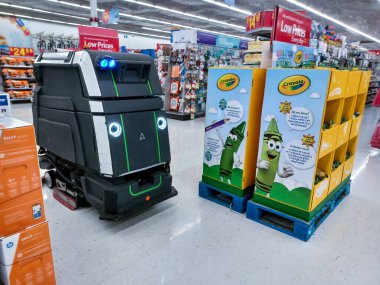 Toronto, On, Kanada - 9 Eylül 2024: Büyük bir robot elektrik süpürgesi bir mağazanın satış bölgesinde hareket ediyor.