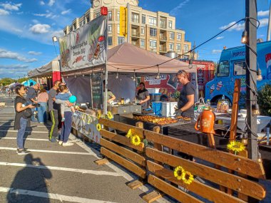 Toronto, ON, Kanada 9 Eylül 2024: İnsanlar güneşli bir öğleden sonra yemek standı, müzik ve etkinlikleriyle Kingsway Street Festivali 'nin tadını çıkarıyor..