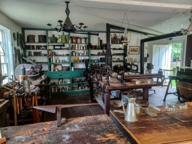 Toronto, ON, Kanada 10 Ekim 2024: Black Creek Öncü Köyü 'ndeki Tinsmith Dükkanı' nın iç mekanı.