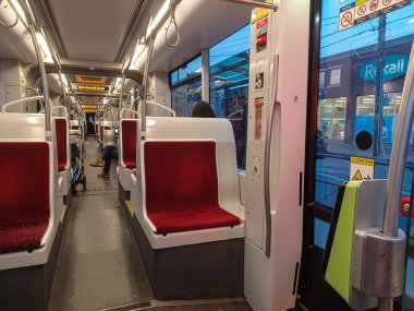 Toronto, ON, Kanada 19 Temmuz 2024: Toronto 'da modern bir tramvay kırmızı yastıklı koltukları ve temiz, iyi ışıklandırılmış iç mekanı ile neredeyse boş çalışıyor..