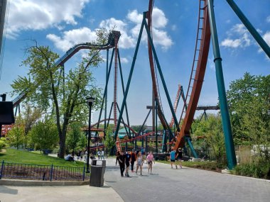 Toronto, ON, Kanada 2 Temmuz 2024: Güneşli bir günde Harikalar Diyarı Lunaparkında yürüyen insanlar.