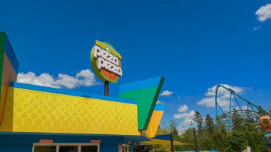 Toronto, ON, Kanada 20 Nisan 2025 Ontario 'daki Pizza Şirketi' nin tabelasına bakın..