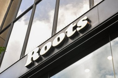 Toronto, ON, Kanada 20 Ağustos 2025: Kanada 'daki Kök Şirketi tabelasına bakın..