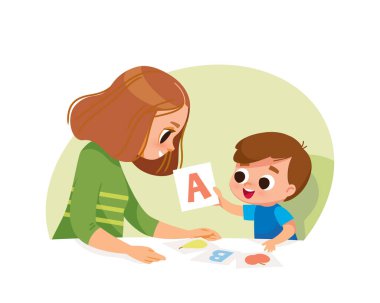 Çocuk annesinden harf öğreniyor. Erken eğitim. Kartlarla alfabe öğreniliyor.